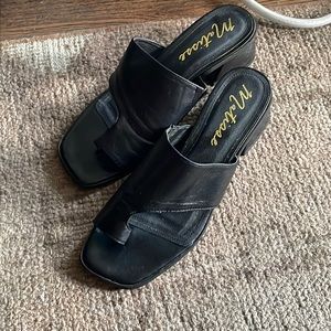 Italian toe ring block heel in black